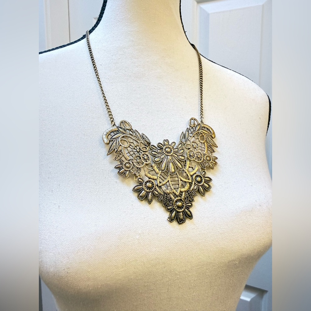 Metal floral heart shaped necklace